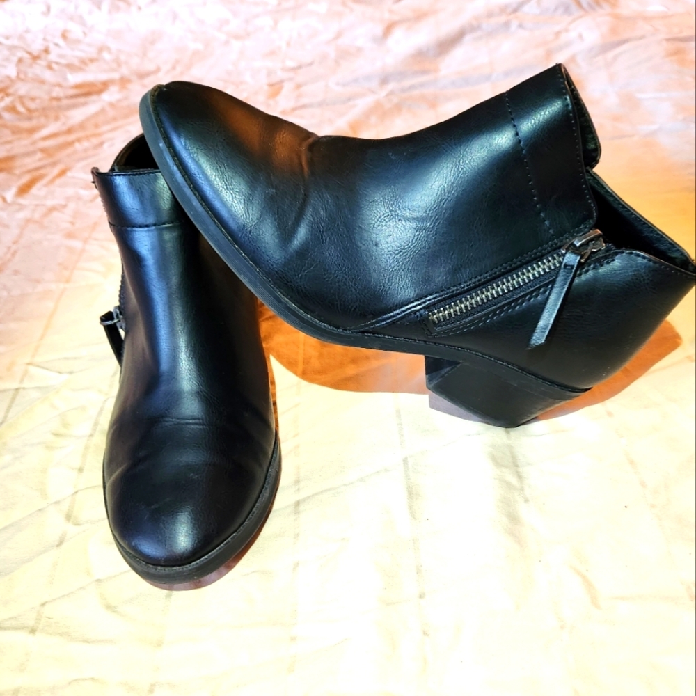 Time & Tru 6 1/2 Black Ankle Boots